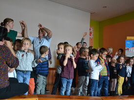 Les enfants interprétant la chanson Les Corons en langue des signes.