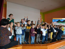 Les enfants interprétant la chanson Les Corons en langue des signes.