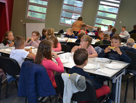 Le service de restauration scolaire accueille les enfants en centre-ville, à la Cité 5 et à la Cité 6.
