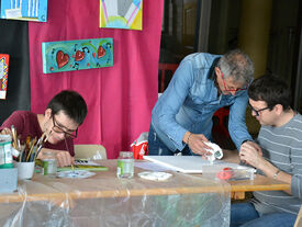 L'association Aquarelles & Cie lors de l'atelier peinture avec deux résidents du Foyer Quenehem.