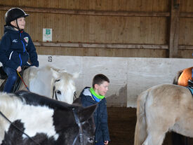 Les enfants découvrent la pratique de l'équitation.