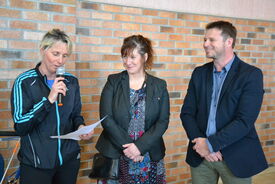 De gauche à droite : Séverine Patron, conseillère communautaire déléguée au handicap à l'agglo, Catherine Jeanson, conseillère municipale déléguée à l'inclusion des personnes en situation de handicap, Ludovic Idziak, maire.