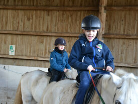 Les enfants découvrent la pratique de l'équitation.