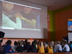 Sur un écran, on découvre la vidéo d'un travail mené l'an dernier à l'école Gavrel avec les résidents du Foyer pour sourdaveugles.